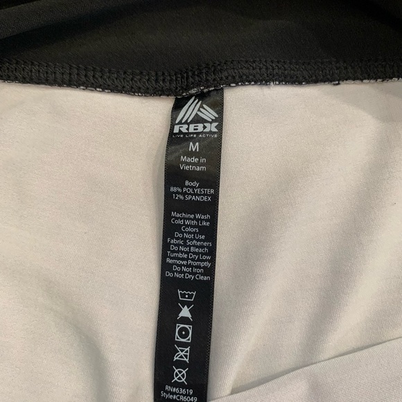 Bundle of 4 workout leggings. Size Medium - Picture 11 of 14